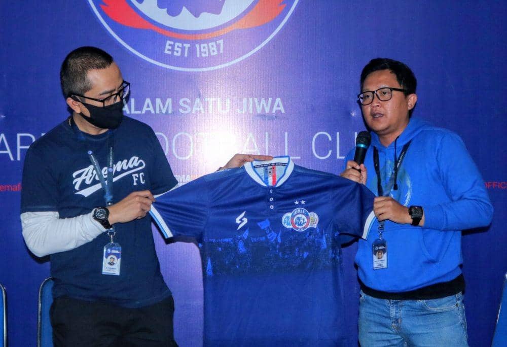 Arema FC meluncurkan jersey khusus ulang tahun yang diproduksi terbatas. IDN Times/ Alfi Ramadana