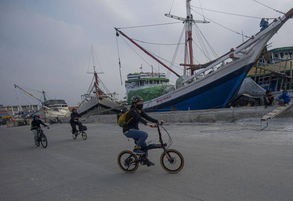 (Sejumlah wisatawan bersepeda di Pelabuhan Sunda Kelapa, Jakarta, Sabtu (25/7/2020). Pelabuhan Sunda Kelapa menjadi salah satu destinasi yang bisa dikunjungi wisatawan saat PSBB masa transisi di Jakarta) ANTARA FOTO/Aditya Pradana Putra