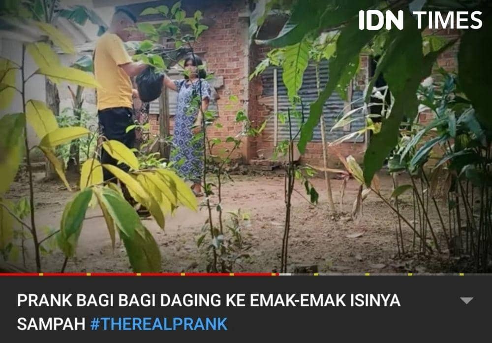Akun Edo Putra Official membagikan konten berjudul 'Prank Bagi-bagi Daging Ke Emak-emak Isinya Sampah' (IDN Times/Dokumen)