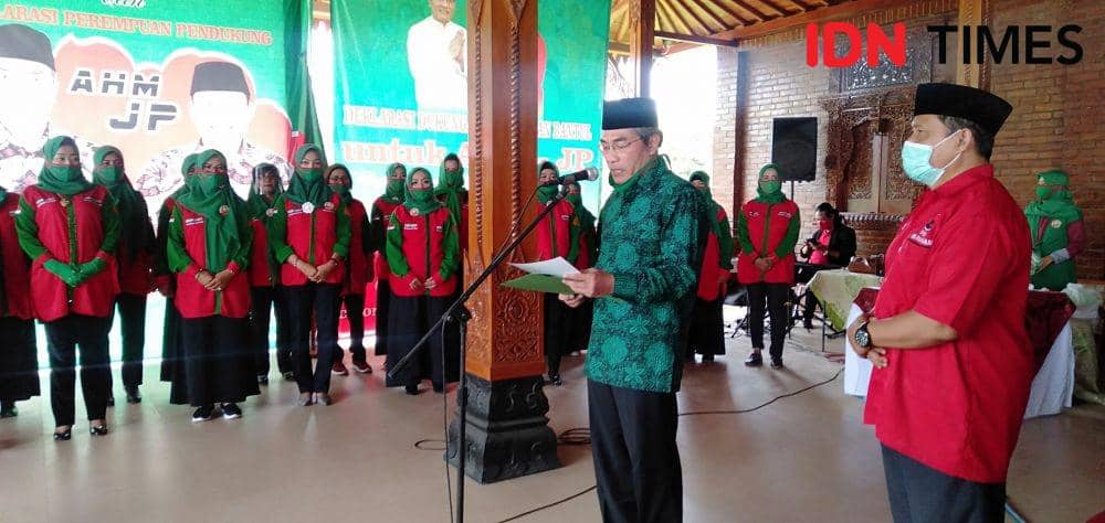 Bakal calon bupati dan bakal calon wakil bupati Bantul, Abdul Halim Muslih-Joko Purnomo melantik pengurus Srikandi Projotamansari dan Deklarasi Dukungan Perempuan Bantul untuk AHM-JP di Pendopo Jogloyoso, Palbapang, Kabupaten Bantul, DI Yogyakarta, Minggu (2/8/2020).