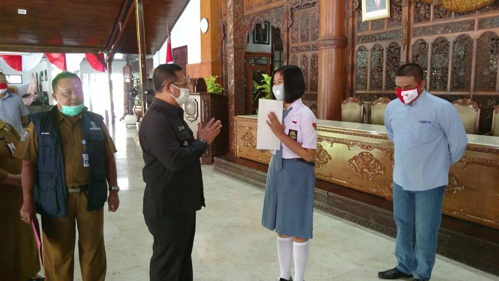 Dhea Lukita Andriana berpamitan kepada Bupati Tulungagung, IDN Times / Bramanta Pamungkas
