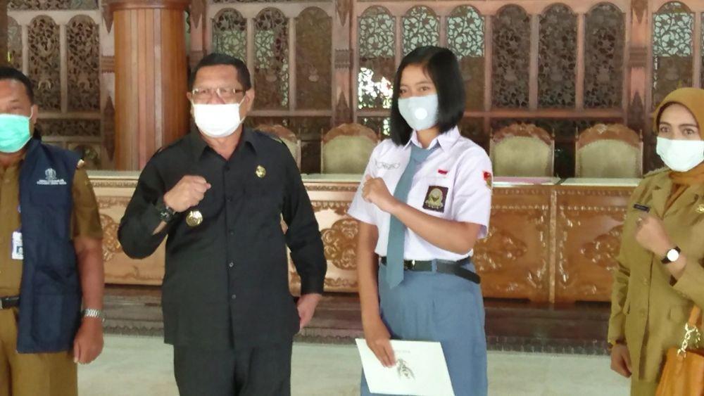 Dhea Lukita Andriana bersama Bupati Tulungagung, Maryoto Birowo, IDN Times / Bramanta Pamungkas