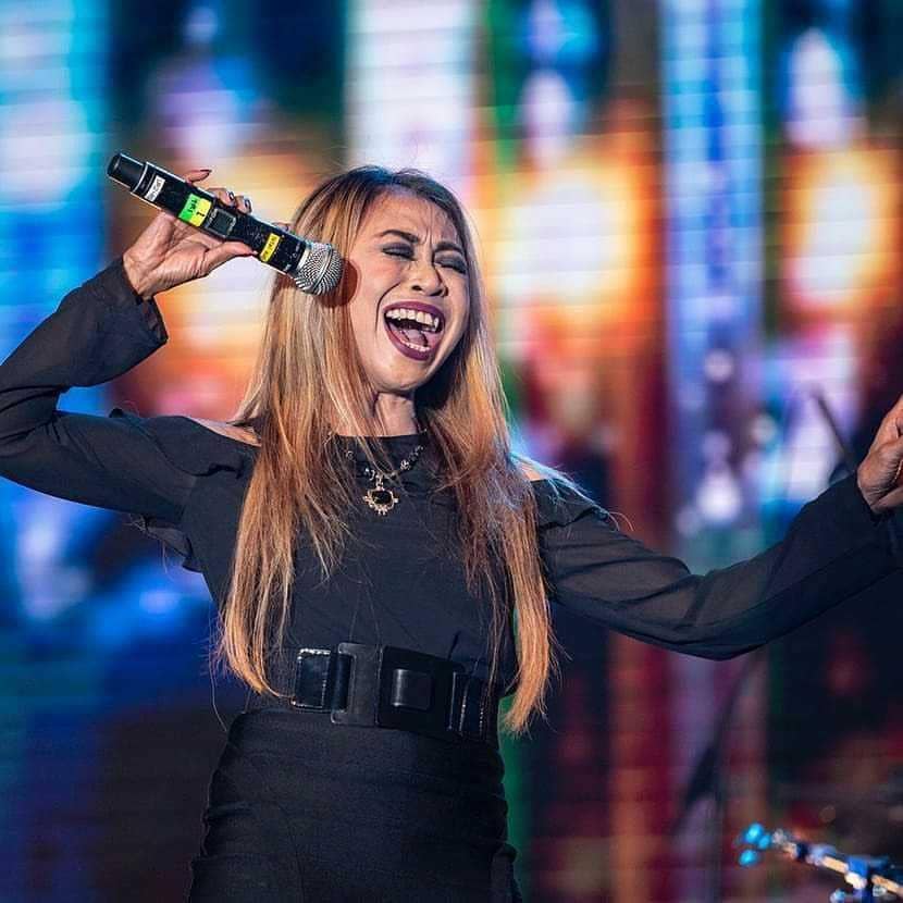 9 Potret Trie Utami yang Selalu Energik di Atas Panggung