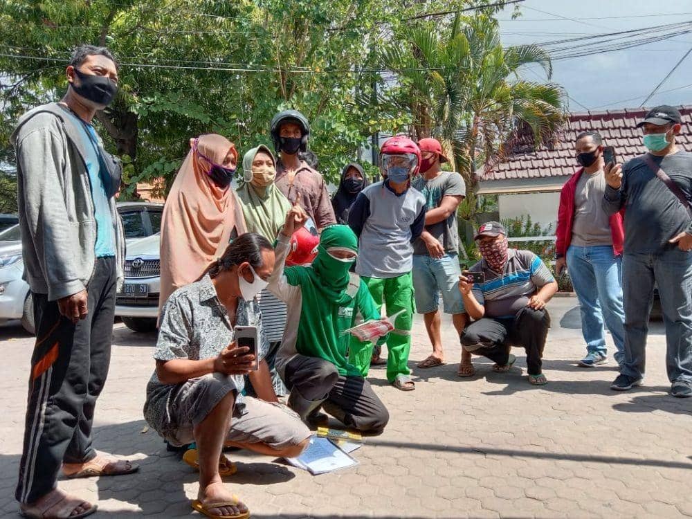 Warga mendatangi kantor BPN Tuban. IDN Times/Imron