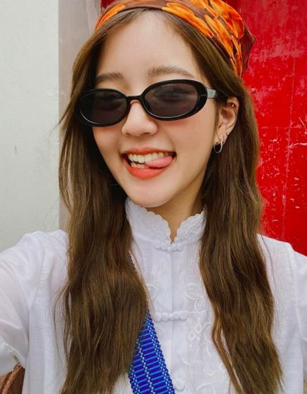 instagram.com/june.bnk48office