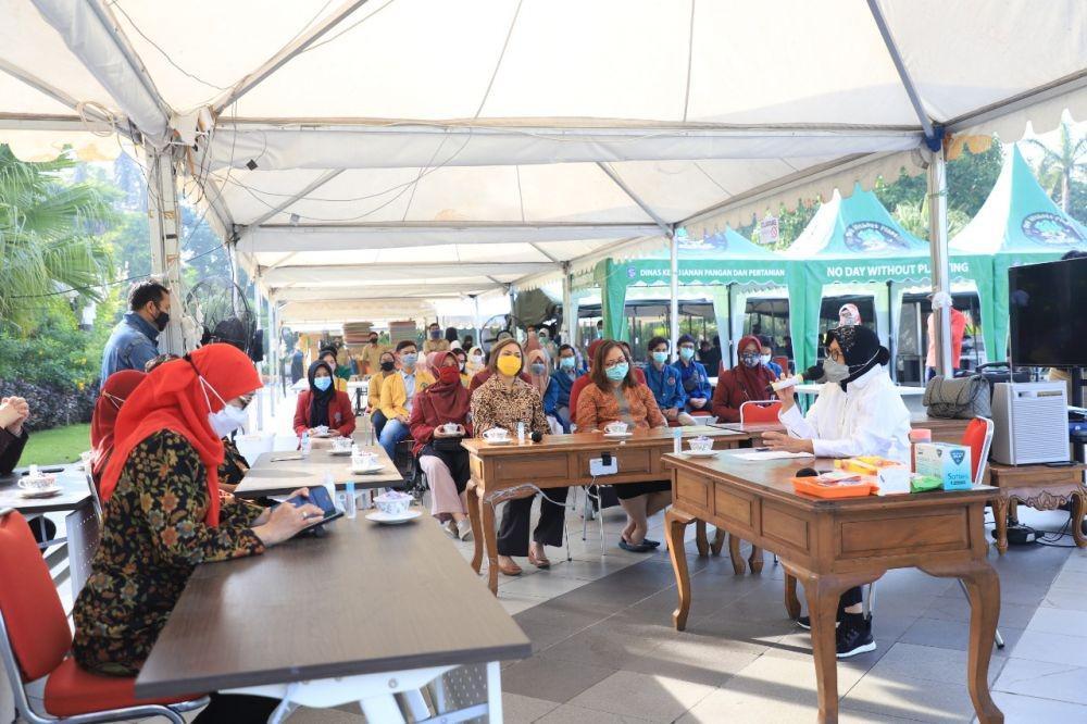 Wali Kota Surabaya Tri Rismaharini saat memberangkatkan mahasiswa relawan COVID-19, Senin (3/8/2020). Dok Humas Pemkot Surabaya