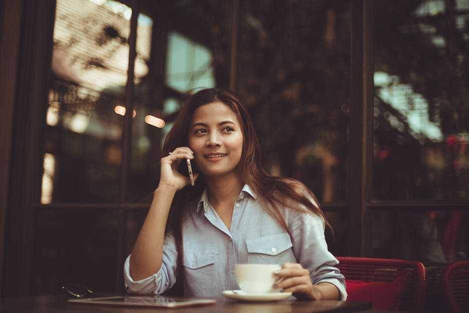 ilustrasi menelpon (pexels.com/Chevanon Photography)