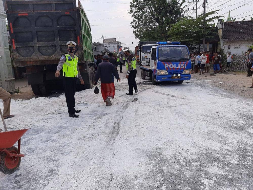 Pecah Ban, Truk di Tuban Oleng hingga Tumpahkan Semua Muatan