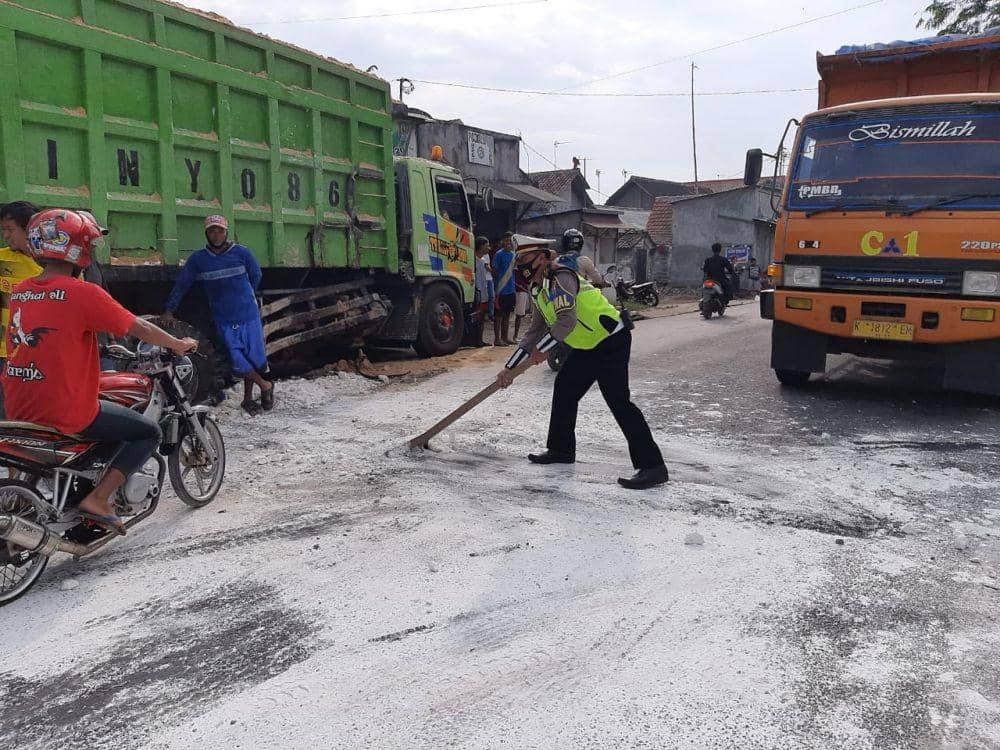 Polisi saat mengevakuasi truk yang terlibat kecelakaan. IDN Times/Imron