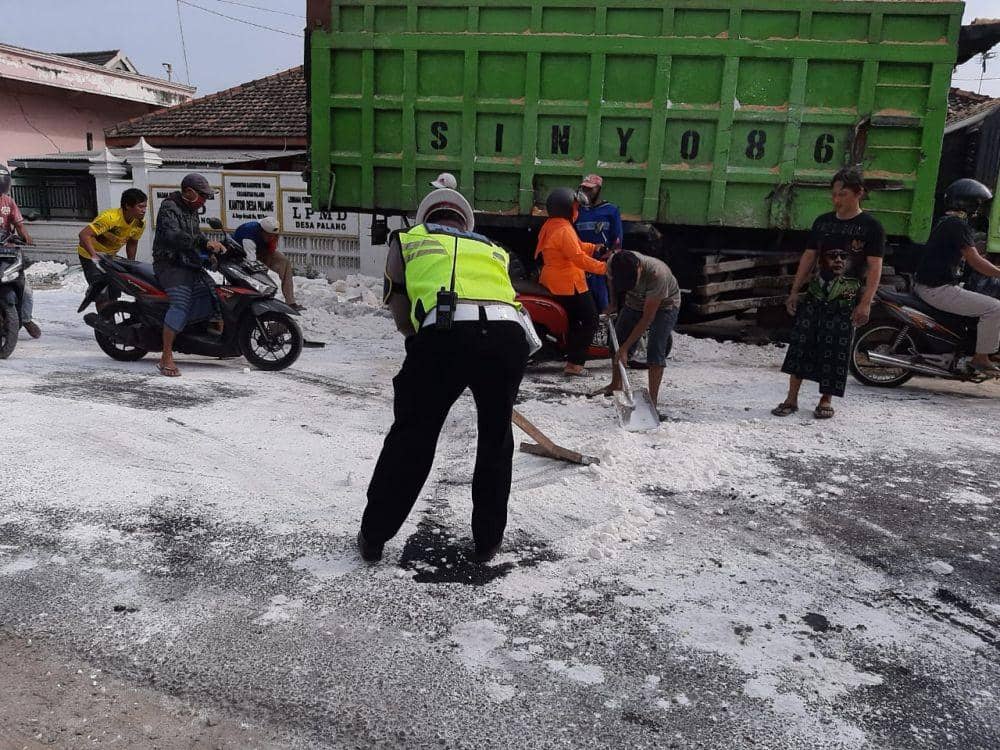 Polisi saat mengevakuasi truk yang terlibat kecelakaan. IDN Times/Imron