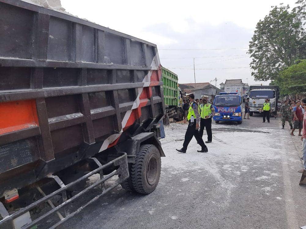 Polisi saat mengevakuasi truk yang terlibat kecelakaan. IDN Times/Imron