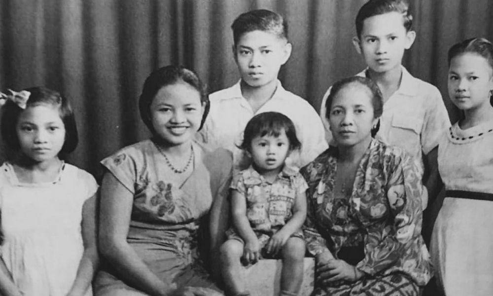 R. A. Tuti Marini Puspowardojo bersama putra-putrinya (Buku "Ibu Indonesia dalam Kenangan"/Nurinwa Ki S. Hendrowinoto, dkk., 2004)