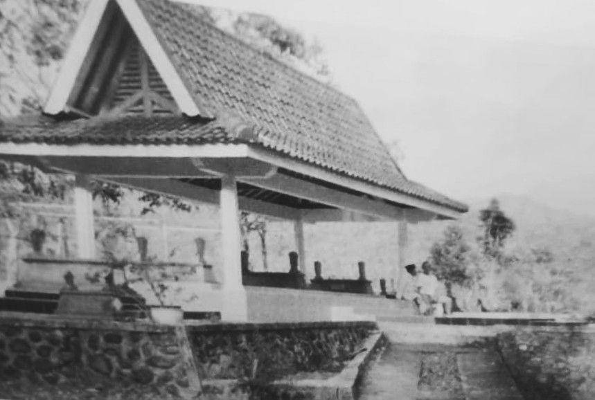 Komplek Makam Geger Menjangan di Purworejo, tempat leluhur R. A. Tuti Marini Puspawordojo (Buku "Ibu Indonesia dalam Kenangan"/Nurinwa Ki S. Hendrowinoto, dkk., 2004)