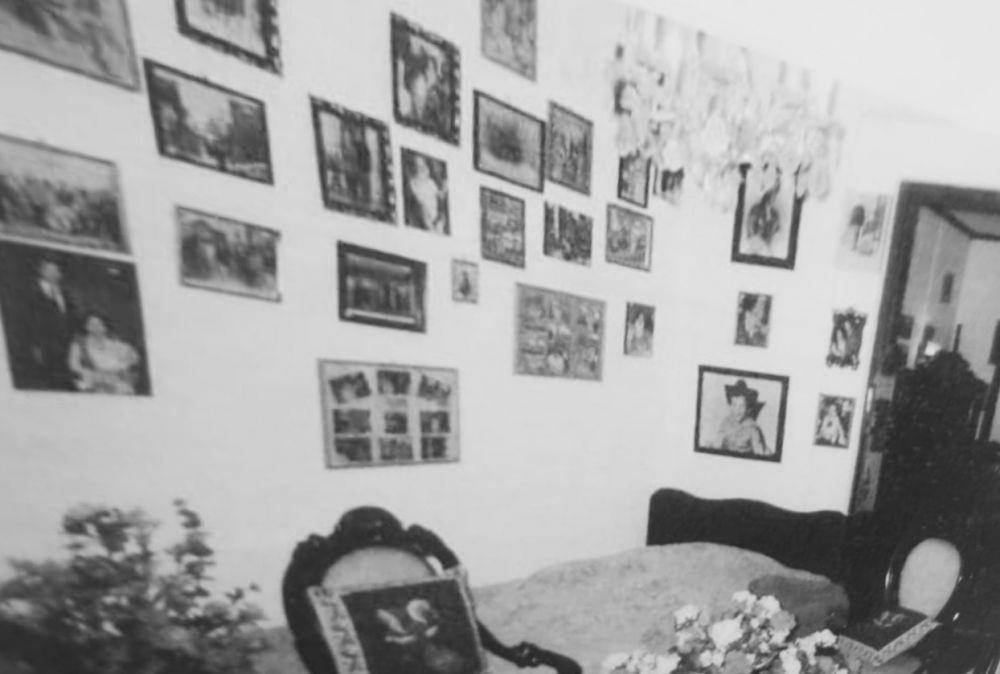 Suasana kamar tidur R. A. Tuti Marini Puspowardojo masih tetap dipertahankan oleh putra-putrinya (Buku "Ibu Indonesia dalam Kenangan"/Nurinwa Ki S. Hendrowinoto, dkk., 2004)