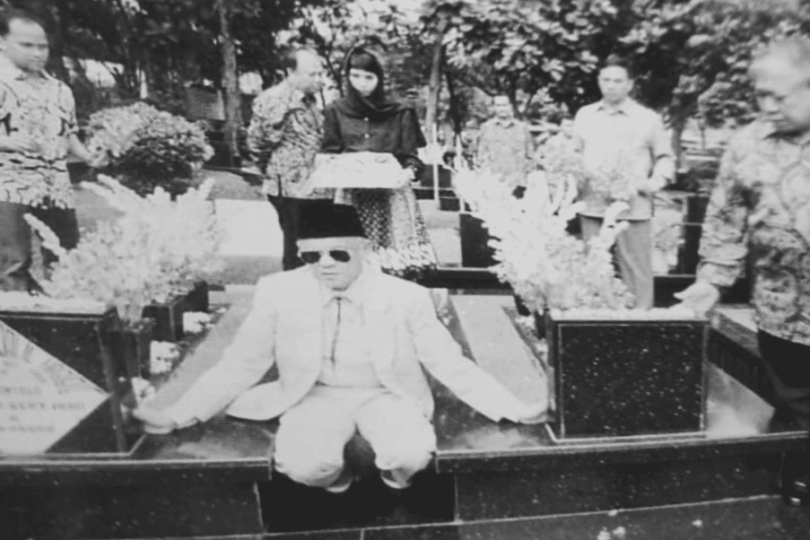 Makam R. A. Tuti Marini Puspowardojo dan Abdul Jalil Habibie (Buku "Ibu Indonesia dalam Kenangan"/Nurinwa Ki S. Hendrowinoto, dkk., 2004)
