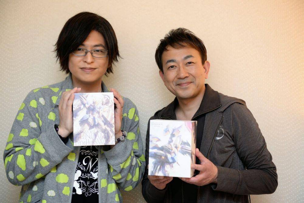 Toshihiko Seki (kanan) dengan Blu-ray Box Gundam Wing. gundamguy.com