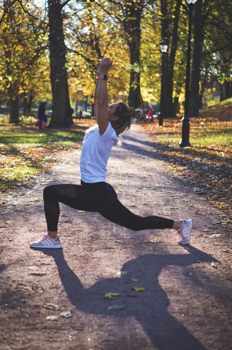 ilustrasi stretching atau peregangan (Unsplash/Chalotte Karlsen)