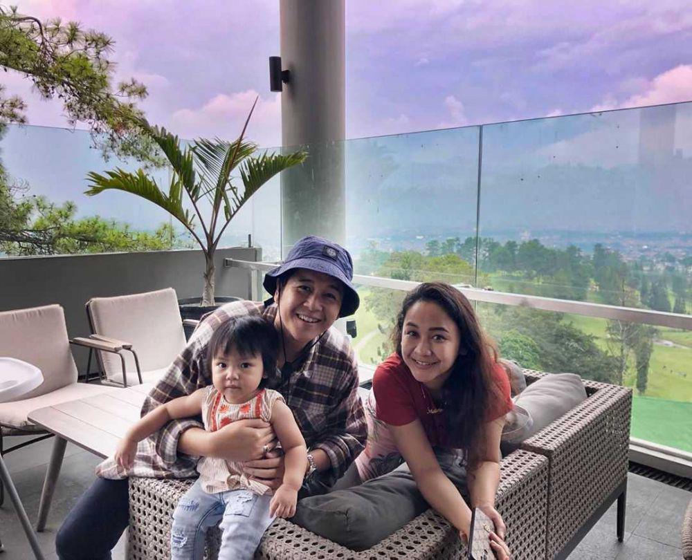 Kompak! 10 Kebersamaan Inne Azri dan Malvino Saat Momong Sang Anak