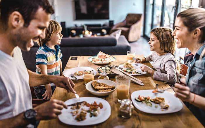 5 Manfaat Penting dari Makan Bersama dengan Keluarga, Bikin Hangat!
