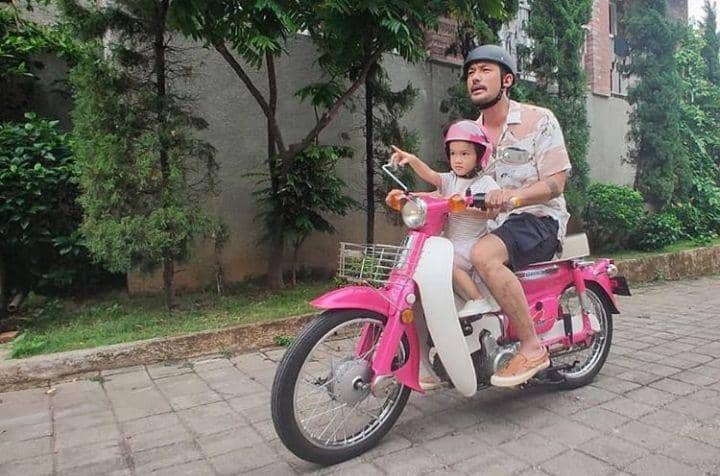 9 Potret Kompak Artis Pria Bareng Putri Tercintanya, Cute Abis!