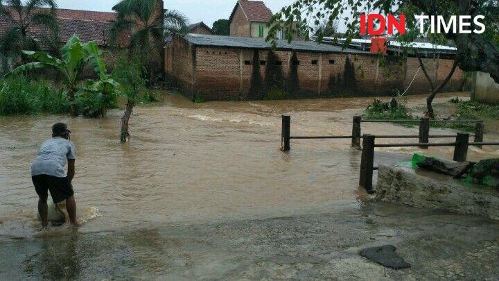 Warga memantau luapan air Kali Balok, Rabu (5/8/2020). (IDN Times/Martin L Tobing)