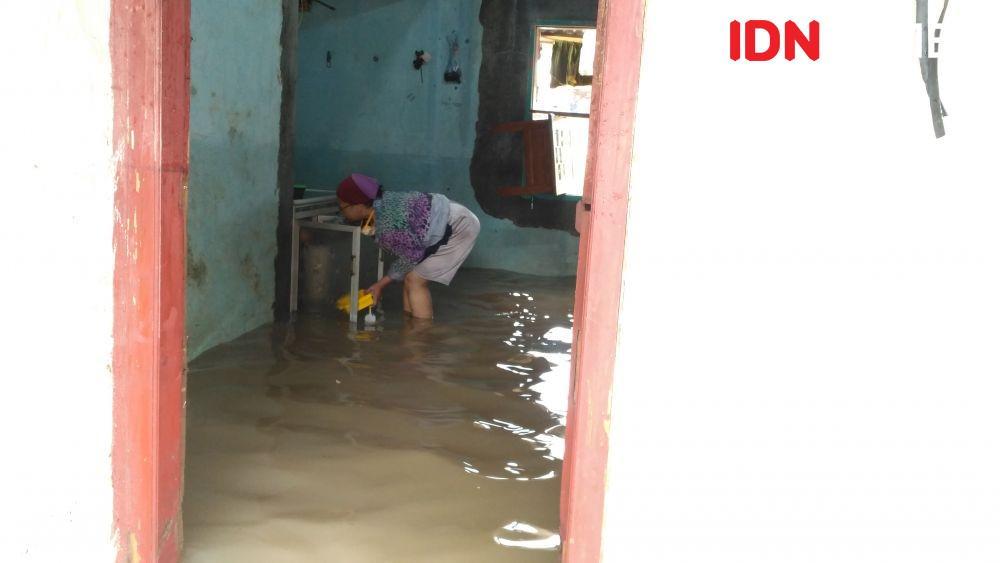 Kondisi bagian dalam rumah warga tergenang akibat meluapnya Kali Balau, Rabu (5/8/2020). (IDN Times/Martin L  Tobing)