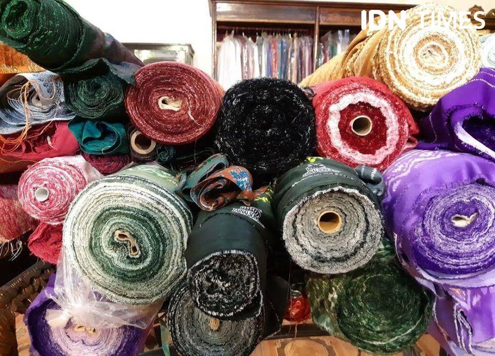 Toko songket di Tanggo Buntung Palembang (IDN Times/Feny Maulia Agustin)