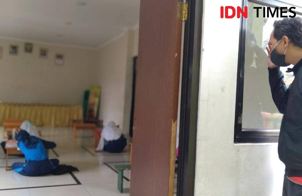 Suasana pembelajaran di Kelurahan Jatirahayu  Rabu (5/7/2020) pagi (IDN Times/Dini Suciatiningrum)