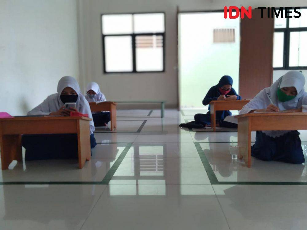 Suasana pembelajaran di Kelurahan Jatirahayu Rabu (5/7/2020) pagi (IDN Times/Dini Suciatiningrum)