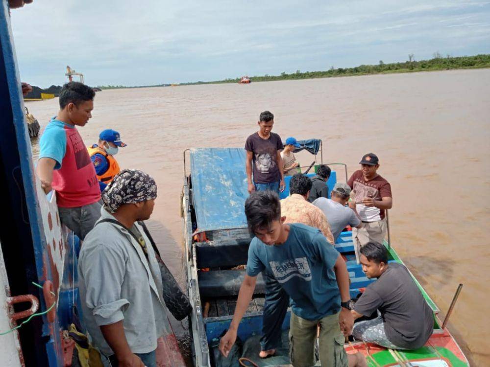 Proses evakuasi kapal speed boat (IDN Times/Istimewa)