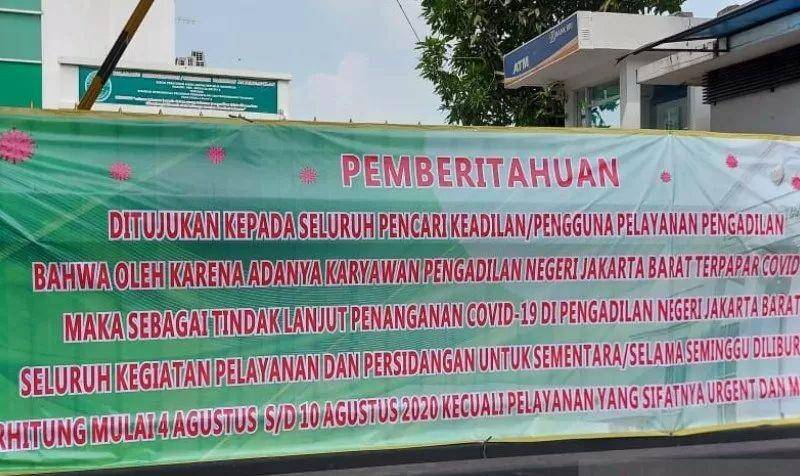 Spanduk penutupan sementara wilayah Pengadilan Negeri Jakarta Barat, Selasa (4/8/2020). (ANTARA/HO-Dokumentasi Pengadilan Negeri Jakarta Barat)