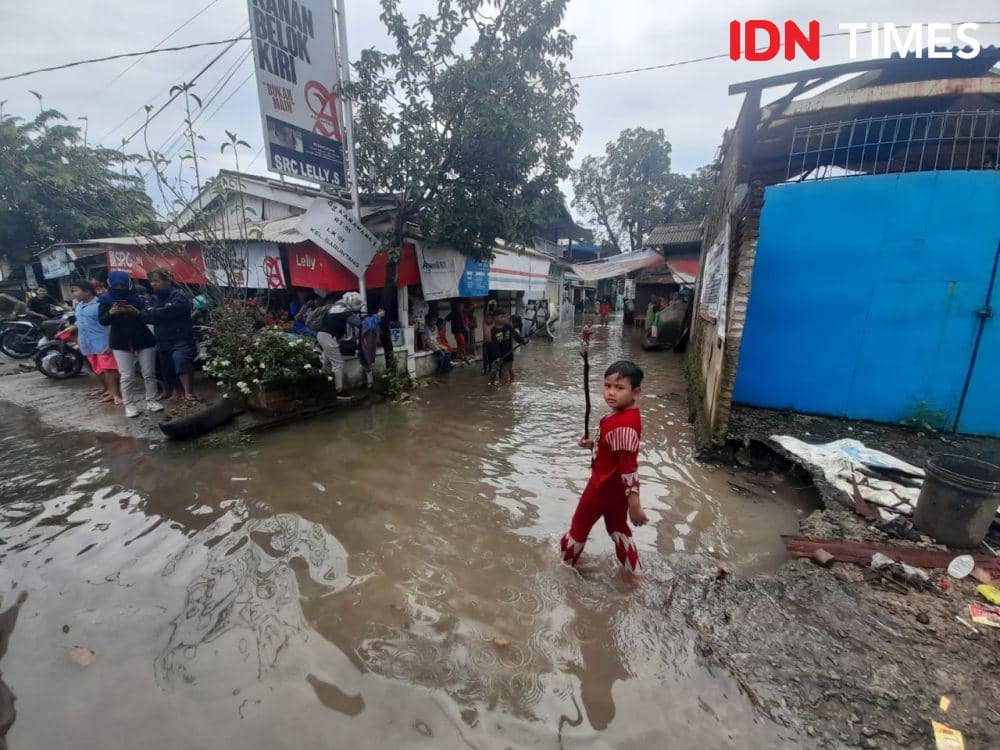 Kondisi banjir di seputaran Jalan Yos Sudarso, Kelurahan Garuntang, Kecamatan Panjang, Bandar Lampung, Rabu (5/8/2020). (IDN Times/Martin L Tobing)