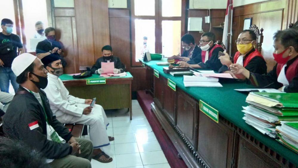 Sidang Berlanjut, Penyanyi 'Aisyah Minum Anggur Merah' Menangis