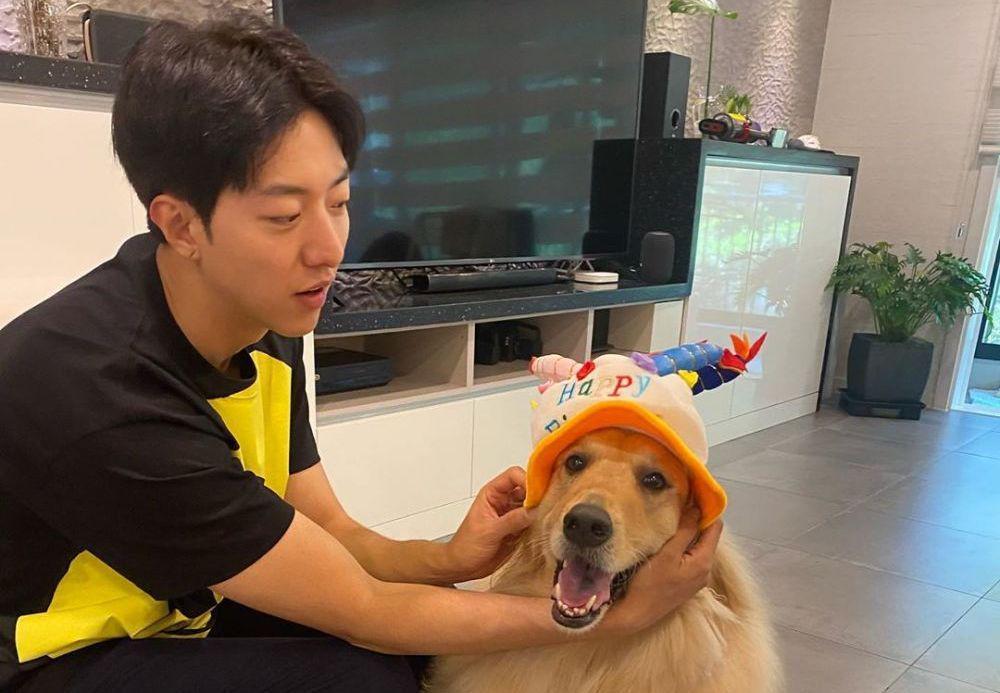 10 potret gemas jungshin cnblue dengan anjing kesayangannya, 'sim