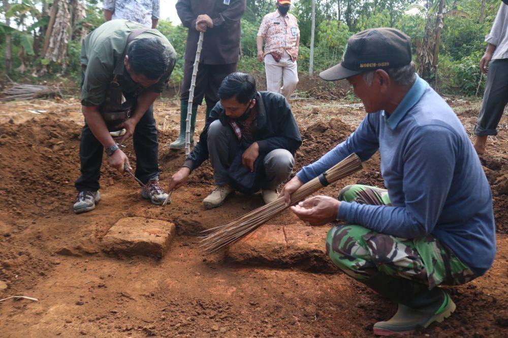 Penggalian awal hanya dilakukan untuk memastikan keberadaan struktur situs Langlang. IDN Times/ Alfi Ramadana