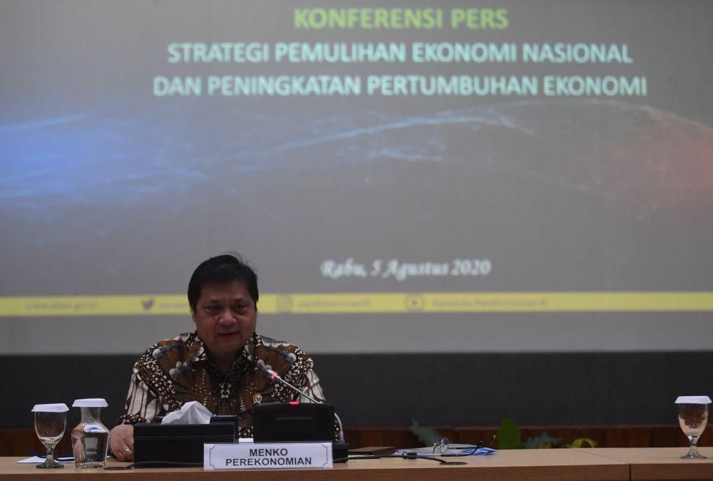 Menko Perekonomian Airlangga Hartarto menyampaikan keterangan terkait perekonomian nasional di masa pandemi COVID-19 di Jakarta, Rabu (5/8/2020) (ANTARA FOTO/Akbar Nugroho Gumay)
