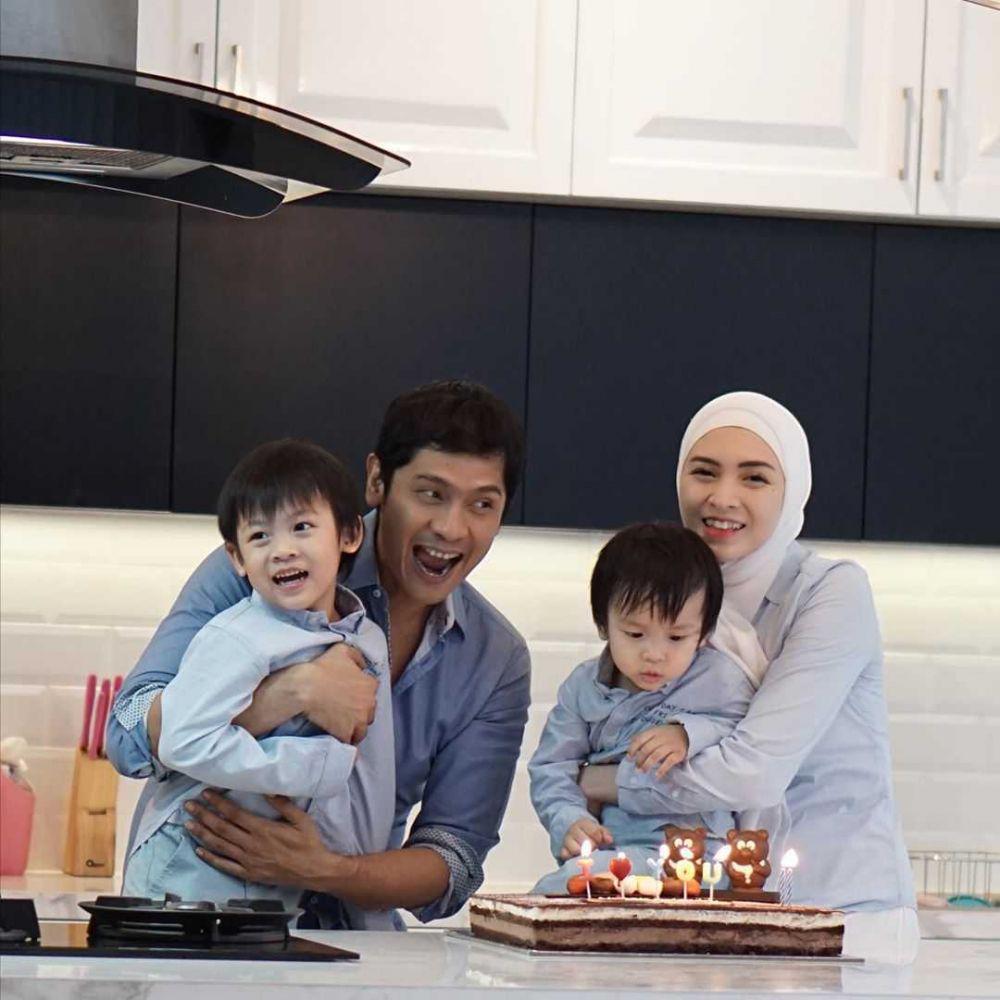 Sibling Goals Banget, 10 Momen Kompak Kedua Putra Kesayangan Donita