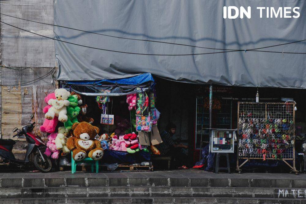 Pedagang boneka menjajakan dagangannya di sekitar Kota Tua, Jakarta Barat pada Rabu, (5/8/2020) (IDN Times/Reynaldy Wiranata)
