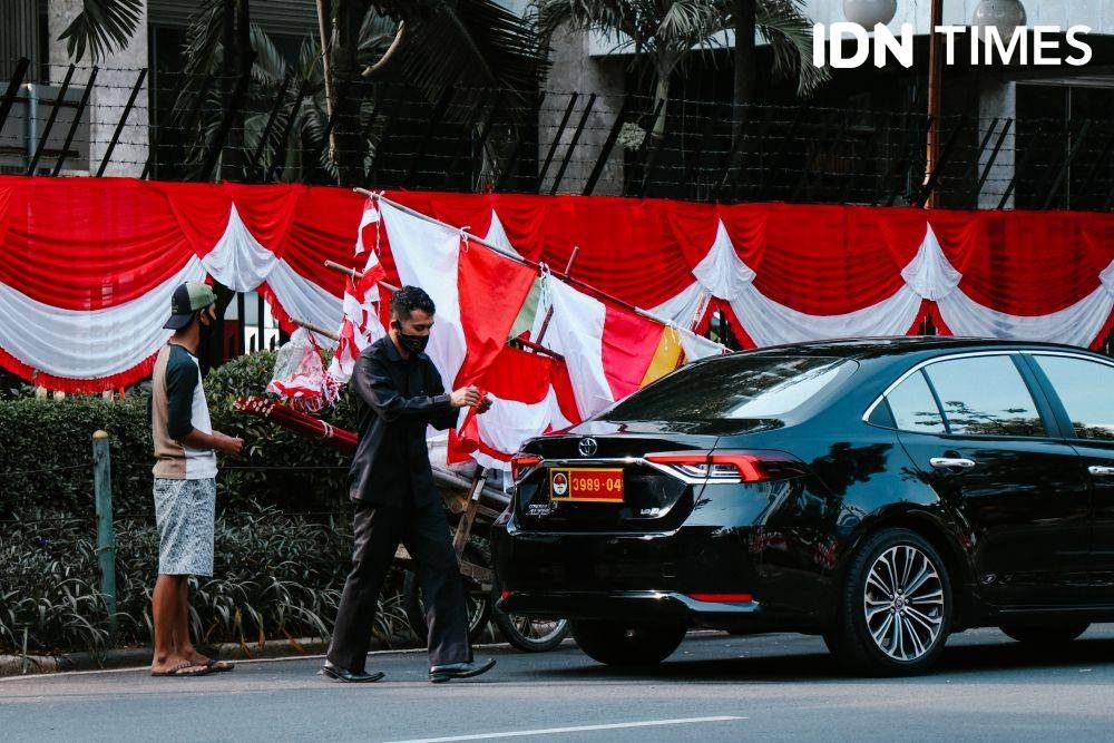 Terlihat seorang penjual atribut Perayaan Kemerdekaan Indonesia dan Supir dari kendaraan berplat merah di daerah sekitar Kota Tua, Jakarta Barat pada Rabu (5/8/2020) (IDN Times/Reynaldy Wiranata)