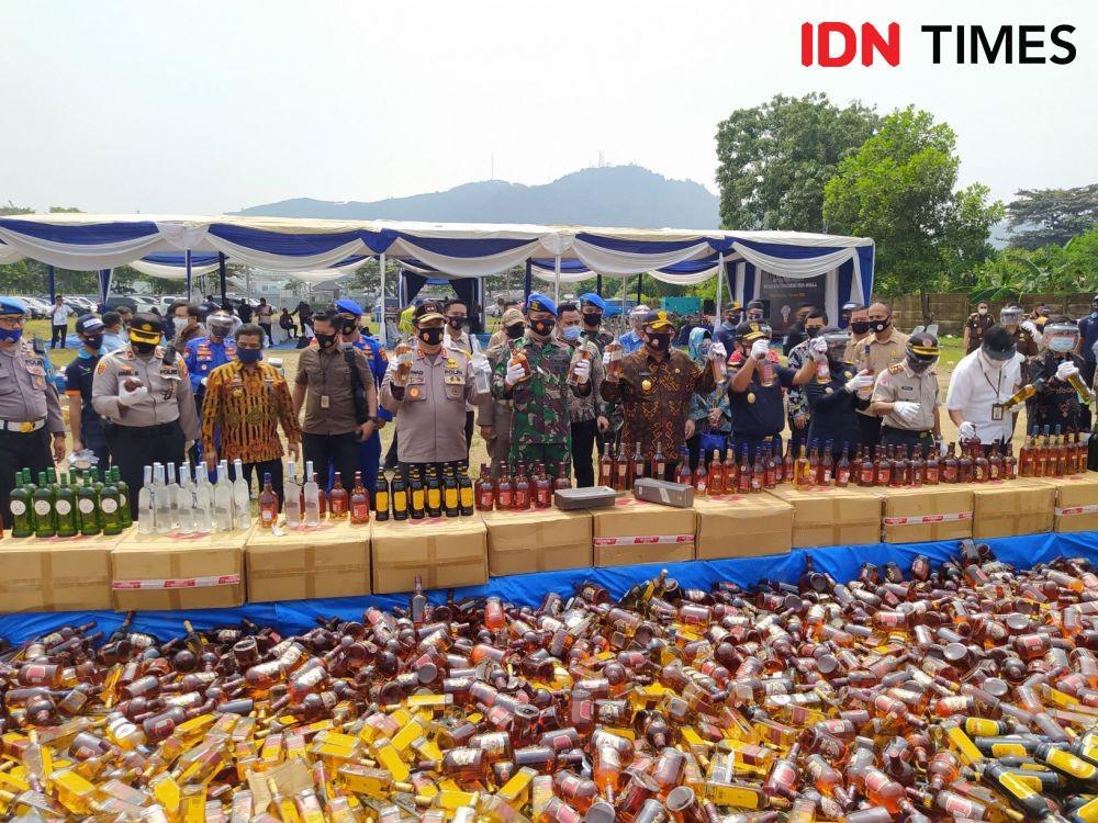 Kantor Wilayah Direktorat Jenderal Bea Cukai (DJBC) Sumatera Bagian Barat memusnahkan 6.246,7 liter Minuman Mengandung Etil Alkohol (MMEA) atau minuman keras, Kamis (6/8/2020). (IDN Times/Martin L Tobing)