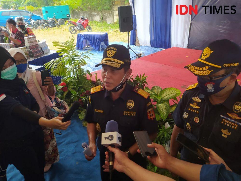 Kepala Kantor Wilayah DJBC Sumatera Bagian Barat, Yusmarizal (kiri) dan Kunto selalu Kepala Bidang Penindakan dan Penyidikan Kanwil DJBC Sumatera Bagian Barat memberikan keterangan kepada awak media, Kamis (6/8/2020). (IDN Times/Martin L Tobing)