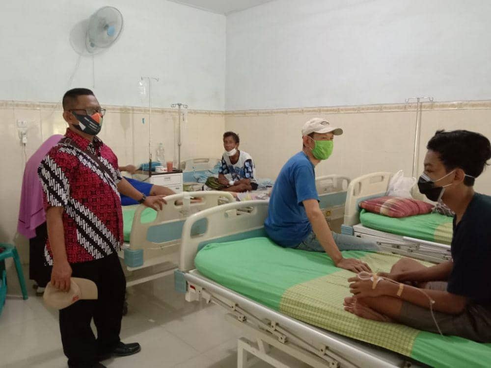 Korban keracunan makanan diacara pernikahan tengah menjalani perawatan di Puskesmas Babat. IDN Times/Imron