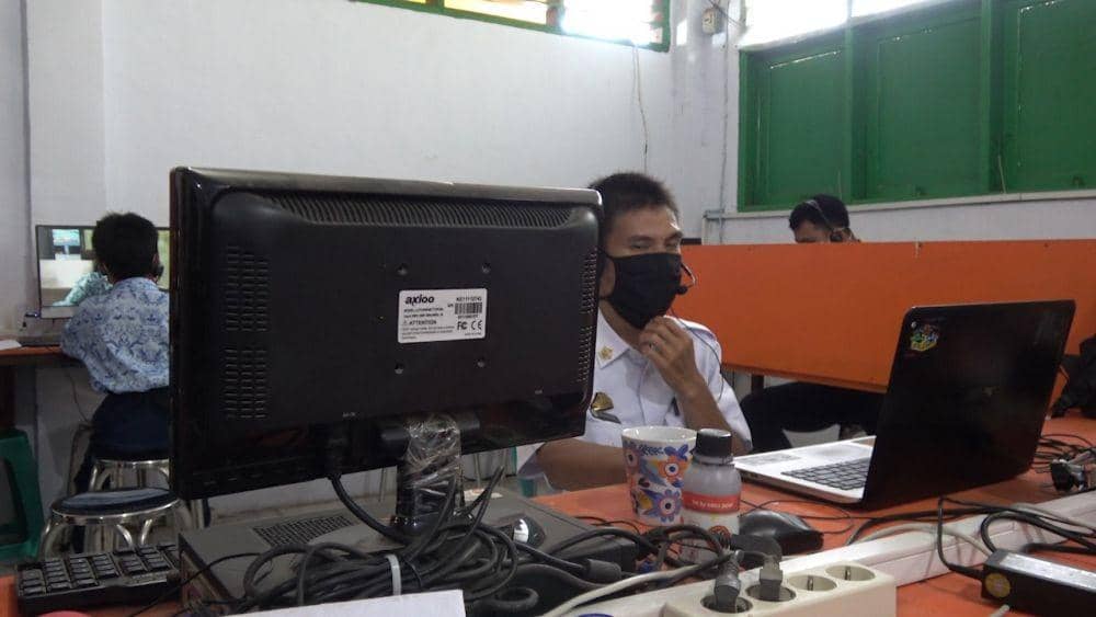 Siswa SMP di Makassar datang ke sekolah agar bisa belajar online. IDN Times/Istimewa