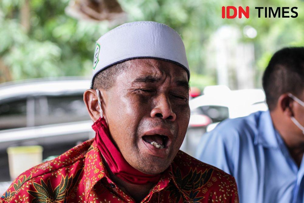 Sarpan, saat mengisahkan penyiksaan polisi yang dialaminya saat menjadi saksi kasus pembunuhan. (IDN Times/Prayugo Utomo)