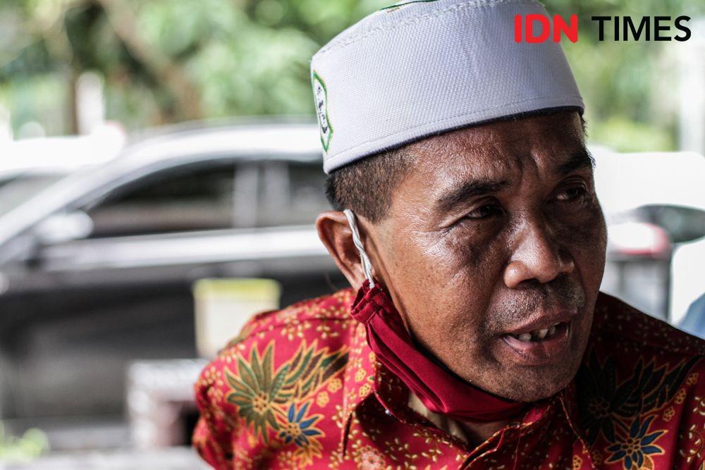 Sarpan, saat mengisahkan penyiksaan polisi yang dialaminya saat menjadi saksi kasus pembunuhan. (IDN Times/Prayugo Utomo)