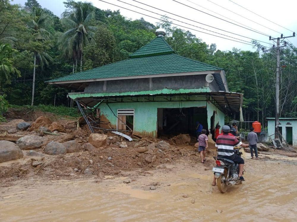 Masjid Baitul Rahman yang berada di Pekon Way Kerap mengalami kerusakan imbas banjir, Rabu (5/8/2020). (Istimewa/IDN Times)