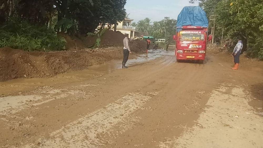 Jalinbar Ruas Semaka Tanggamus Sudah Bisa Dilintasi Pasca Longsor