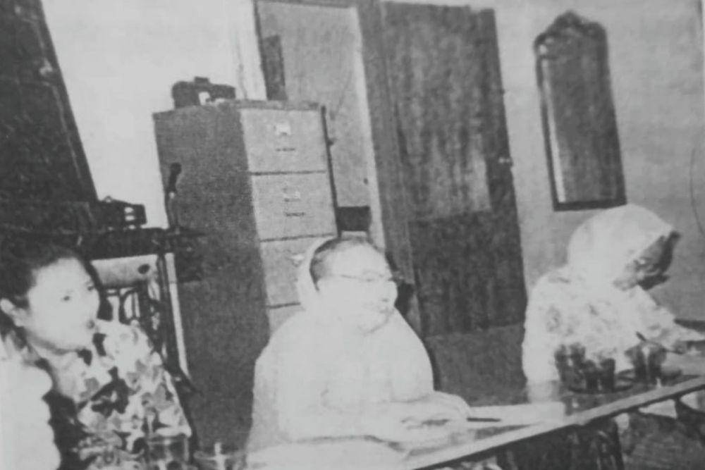 Dalam suasana santai dan familiar, Solichah memimpin rapat Muslimat NU (Buku "Ibu Indonesia dalam Kenangan"/Nurinwa Ki S. Hendrowinoto, dkk., 2004)
