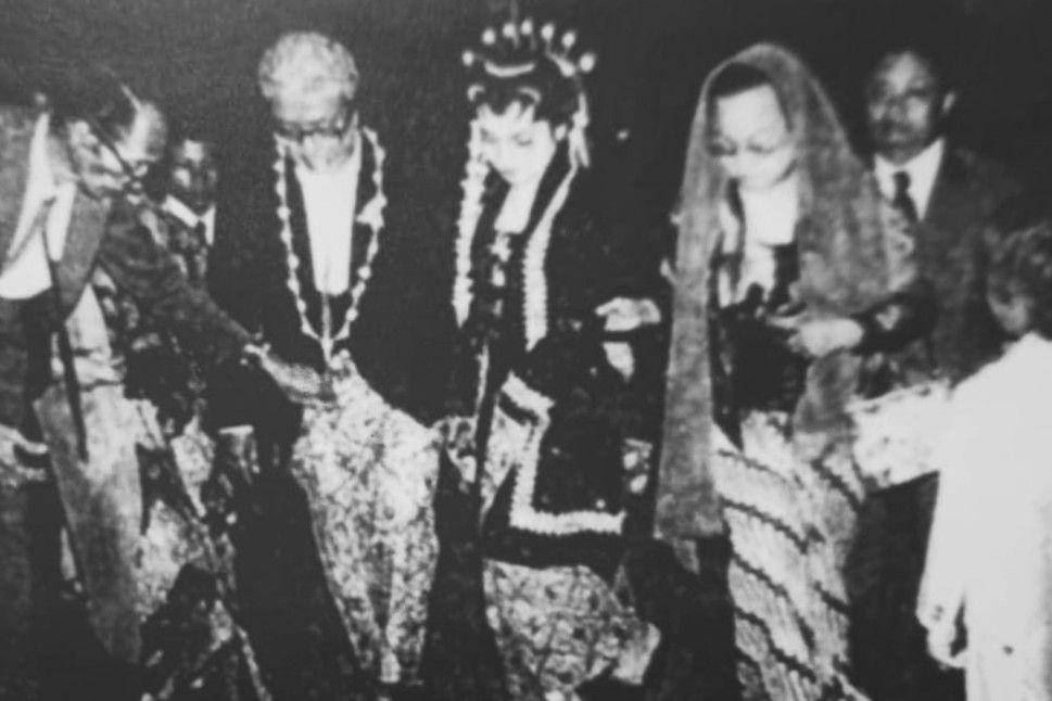 Solichah mengantarkan putranya Salahuddin Wahid menikah dengan Farida Aifuddin, 8 Februari 1968 (Buku "Ibu Indonesia dalam Kenangan"/Nurinwa Ki S. Hendrowinoto, dkk., 2004)