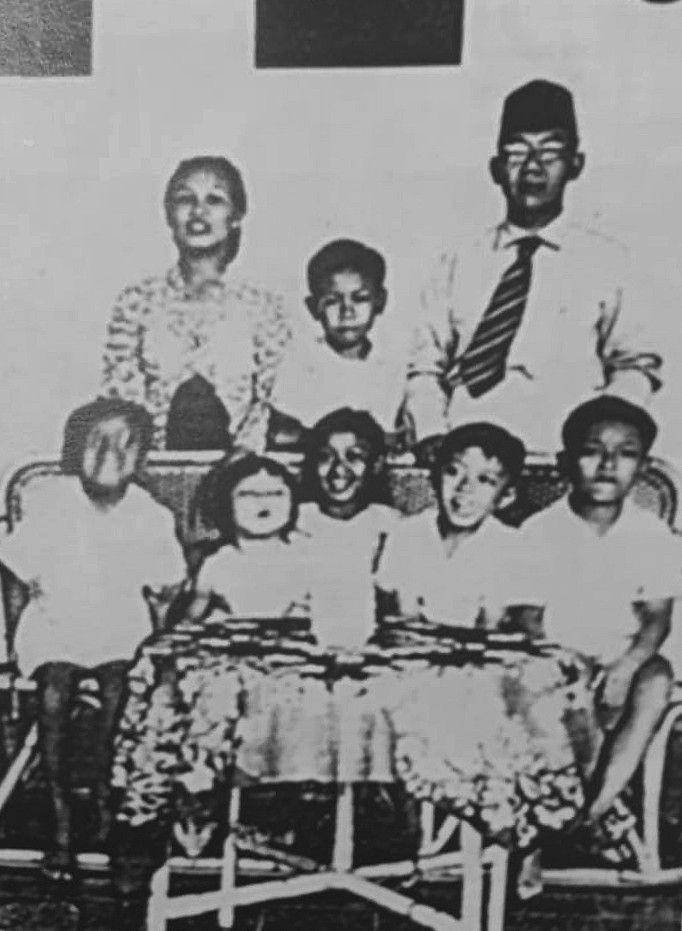 Foto bersama Solichah bersama dengan anak-anaknya (Buku "Ibu Indonesia dalam Kenangan"/Nurinwa Ki S. Hendrowinoto, dkk., 2004)